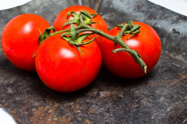 Mazzo di pomodori freschi maturi su sfondo scuro vintage — Foto Stock