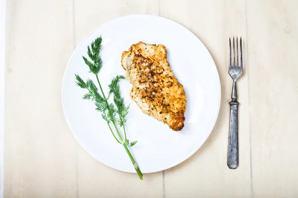 Peitos de frango grelhados em um prato branco — Fotografia de Stock