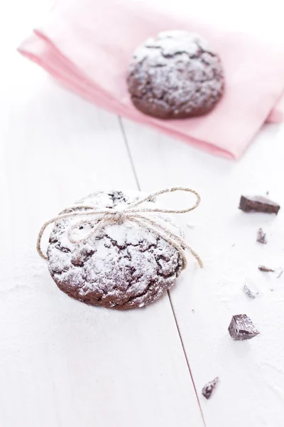 Fresh chocolate cookies on the white wooden background — Stock Photo, Image