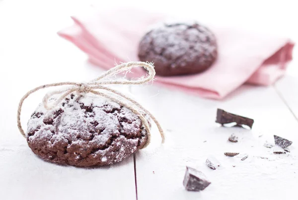 Fresh chocolate cookies on white wooden background — Stock Photo, Image