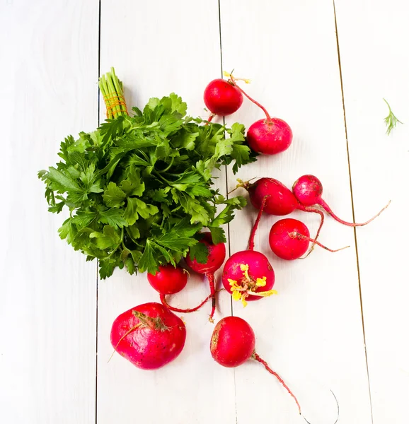 Tas bio sain de légumes frais sur un blanc de conception en bois — Photo