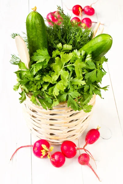 Un ramo de verduras frescas en una cesta de mimbre tazón en w blanco —  Fotos de Stock