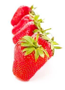 Beyaz arka planda izole edilmiş çilekler.