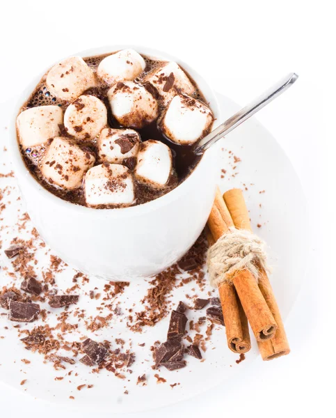 Chocolat noir chaud avec mini guimauve et cannelle dans un blanc — Photo