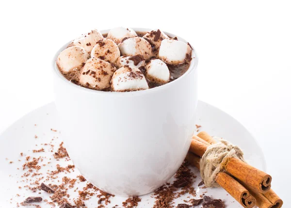 Varm mörk choklad med mini marshmallow och kanel i en whit — Stockfoto