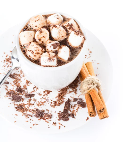 Varm mörk choklad med mini marshmallow och kanel i en whit — Stockfoto