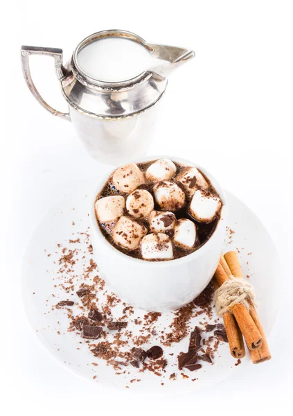 Warme donkere chocolade met mini marshmallow, kaneel en melk een — Stok fotoğraf