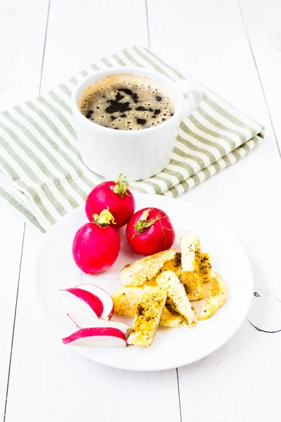 Naturligt fräsch frukost med stekt kapade ägg, svart kaffe och grönsaker — Stockfoto