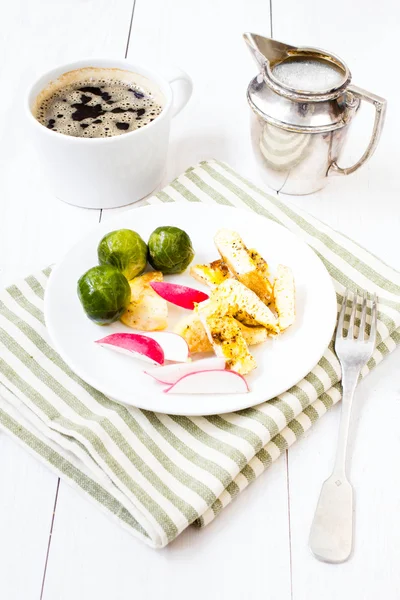 Śniadanie z jajkiem skróconych, czarną kawę i warzywa — Zdjęcie stockowe