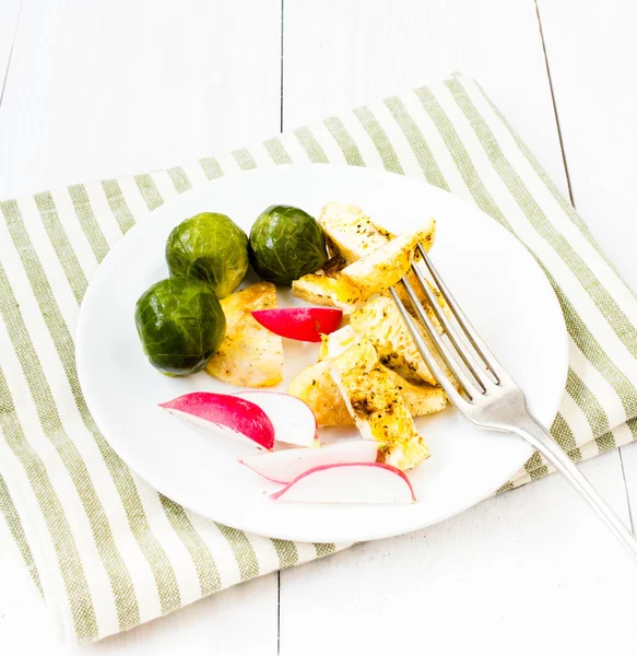 早餐与断层煎蛋、 布鲁塞尔芽菜和萝卜 — 图库照片