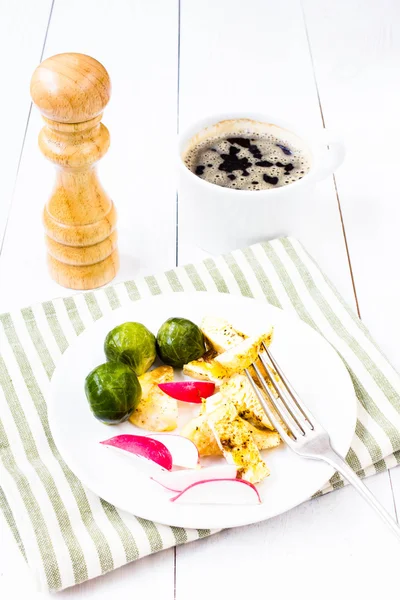 Healthy breakfast with fried eggs, brussels sprouts, vegetables — Stock Photo, Image
