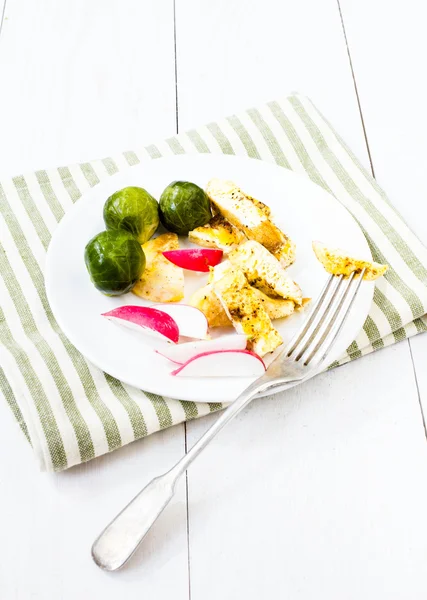 Leichtes Frühstück mit Spiegelei, schwarzem Kaffee und Gemüse — Stockfoto