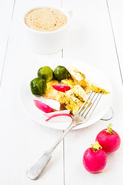 Ongebruikelijke ontbijt met gebakken gesneden ei, zwarte koffie en groenten — Stockfoto