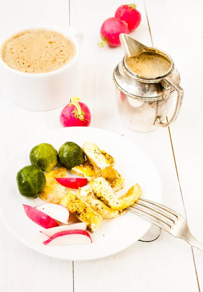 农夫新鲜的早餐有煎的鸡蛋、 咖啡、 布鲁塞尔芽菜和蔬菜上白色木制背景板上 — 图库照片