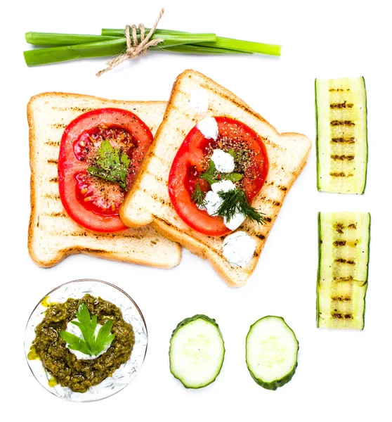 Sandwich ingrediënten voor het ontbijt met pesto, brood, fruit — Stockfoto