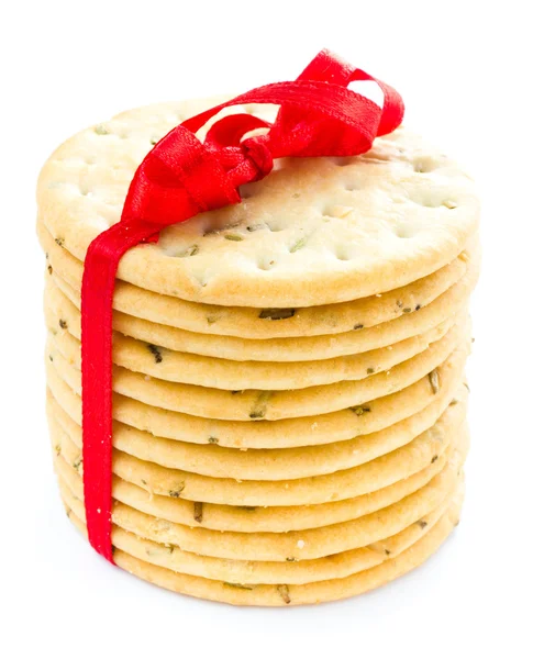 Festivo envuelto con galletas de pastelería de cinta roja aisladas en blanco —  Fotos de Stock