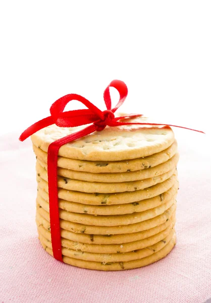 Feestelijke kerst zandkoek verpakt gebak cookies met rood lint — Stockfoto