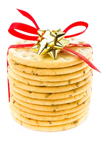 Pan corto de Navidad envuelto con galletas de pastelería de cinta roja —  Fotos de Stock