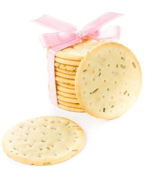 Cookies mit rosa Schleife isoliert auf weißem Hintergrund, Nahaufnahme — Stockfoto