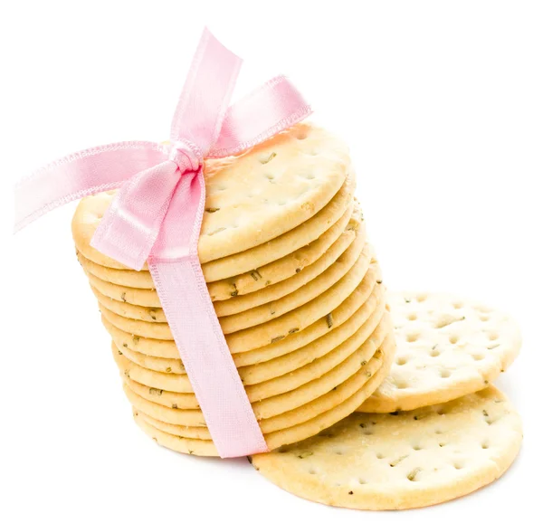 Cookies met rood lint geïsoleerd op een witte achtergrond, close-up — Stockfoto