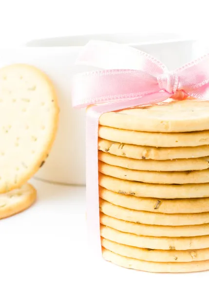 Biscotti con nastro e tazza di tè isolati su sfondo bianco — Foto Stock