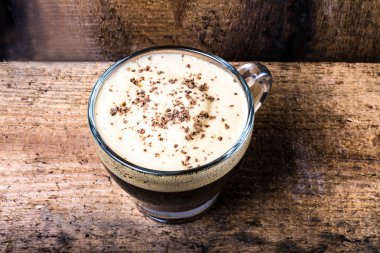 cappuccino kahve köpük krema çikolata serpilir çikolata ile tepesinde.