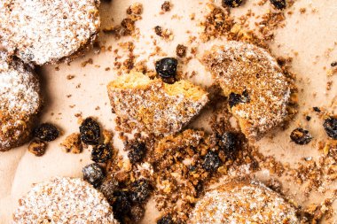 kahverengi kağıt parchament arka planda küçük kurabiye yığını