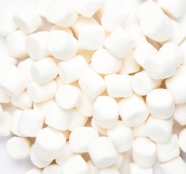 küçük beyaz kabarık marshmallows beyaz zemin üzerine yığını.