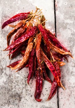 bir avuç eski vintage ahşap koyu arka plan üzerinde kırmızı biber biber