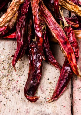 koyu ahşap zemin üzerinde kırmızı sıcak biber biber Makinası