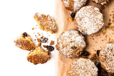 çikolata yığın küçük çerezleri üzerinde kahverengi kağıt parchament cips..