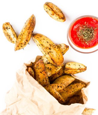 ecycled craft kağıt sarmalayıcı çantada tarz ülkedeki patates kızartması patates yığını takozlar.