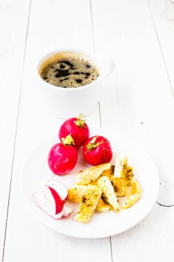 sahanda yumurta, taze kahvaltı Brüksel sproutsand turp