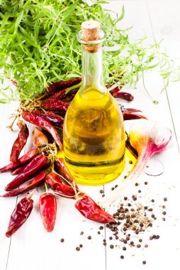 zeytinyağı şişesi, otlar ve red hot chili biber