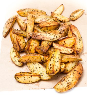 kraft kağıt üzerinde tarz ülke kızarmış patates dilimleri. Fast food.