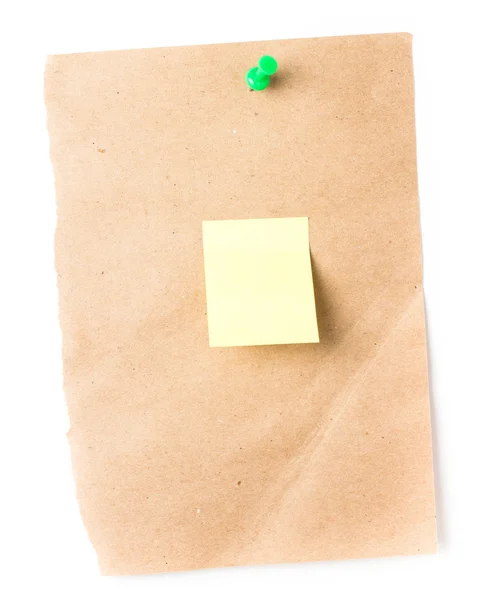 Bruin gerecycleerd papier notitie met push pins en mini gele kleverige herinnering. — Stockfoto