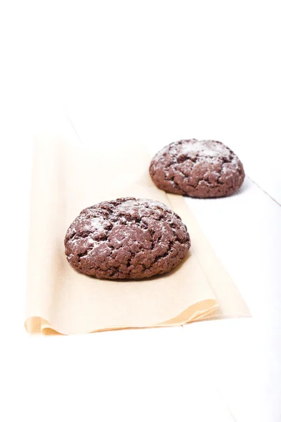 Biscuits au chocolat frais sur le fond blanc — Photo