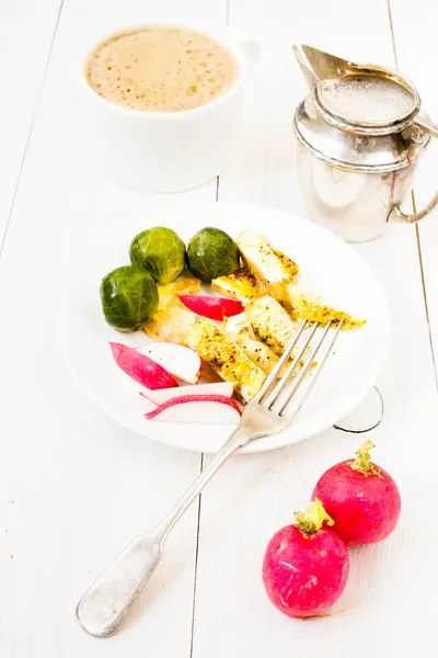 Café da manhã fresco com ovos fritos e rabanete em uma chapa no fundo branco . — Fotografia de Stock