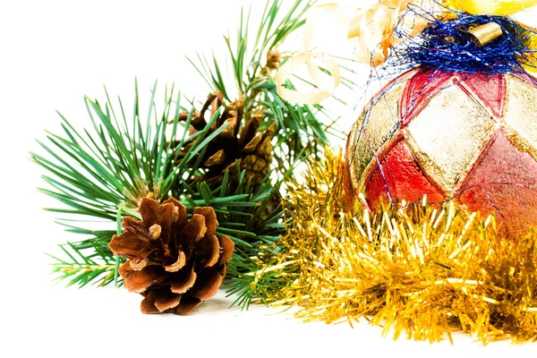 Kerstmis bal op fir takken met decoraties op witte achtergrond. — Stockfoto