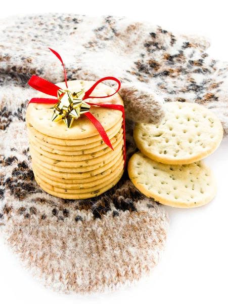 Galletas de Navidad con cinta roja y manopla de punto —  Fotos de Stock