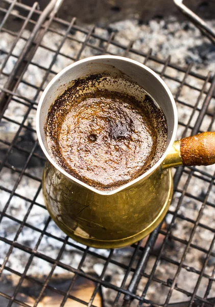Maken van espressokoffie in vintage koffiepot op een grill bar — Stockfoto