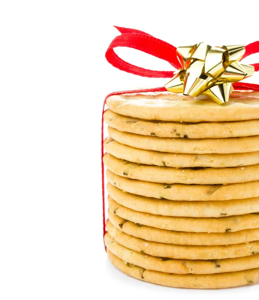 Galletas dulces atadas con cinta roja aislada sobre fondo blanco — Foto de Stock