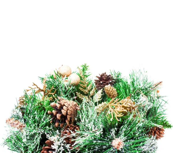 Decoração de Natal com ramo de abeto Natal e cones no fundo branco — Fotografia de Stock