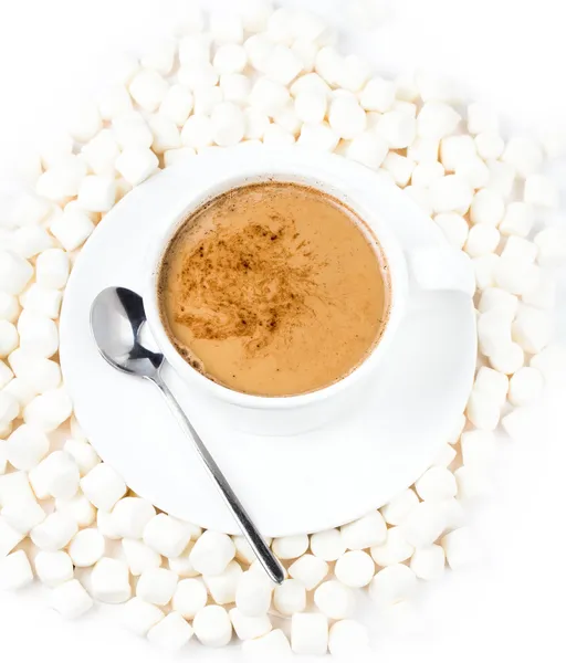 Closeup šálek horké čokolády s malými marshmallows, spočívající na pozadí — Stock fotografie