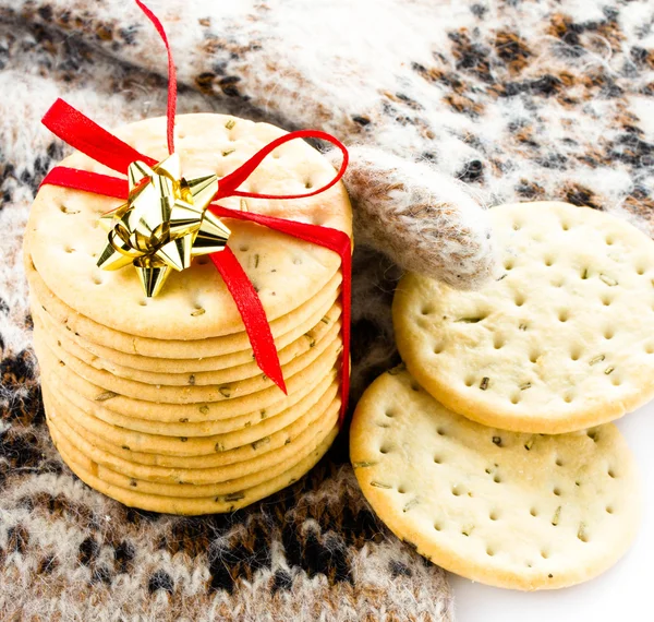 Galletas de Navidad con cinta roja y manopla de punto . — Foto de Stock