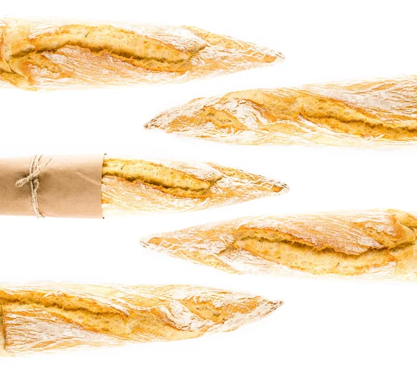 Beyaz bir arka planda kepekli ekmek kaşarlı baget Fransız — Stok fotoğraf