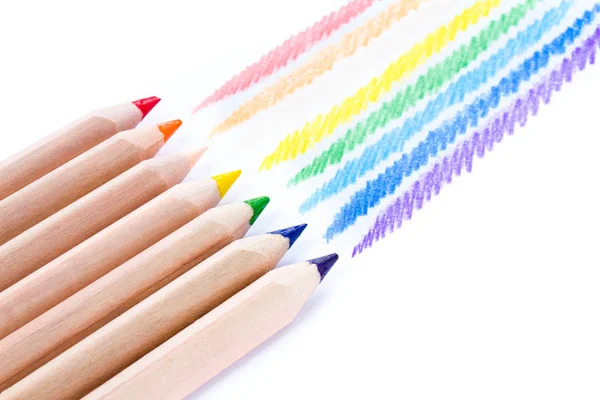 Zavřít barevné tužky s jinou barvou na bílém pozadí — Stock fotografie