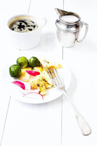 Desayuno fresco con huevos fritos, coles de Bruselas y rábano en un plato — Foto de Stock