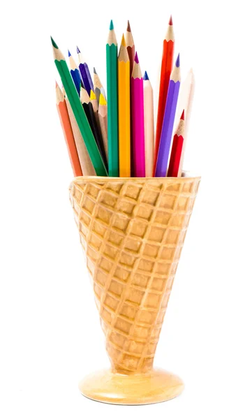 Цветные карандаши в держателе для мороженого, Вернуться к школьным принадлежностям — стоковое фото