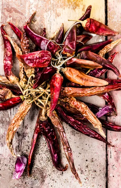 Peperoncino rosso secco piccante su fondo di legno scuro — Foto Stock